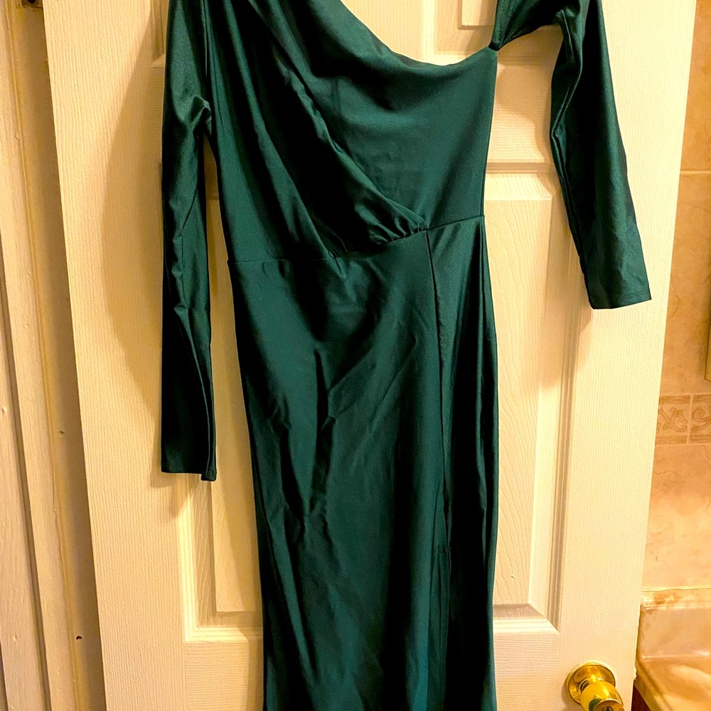 Maxi hunter green dress in size large with split on the side. Size Large - Picture 4 of 5